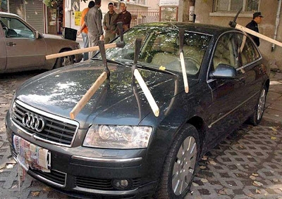 Kendisini Aldatan Eşinin Arabasına Çorak Toprak Muamelesi Yapmış