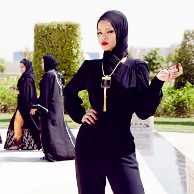 Rihanna'nın Cami Önünde Türban Giyerek Verdiği 11 Poz